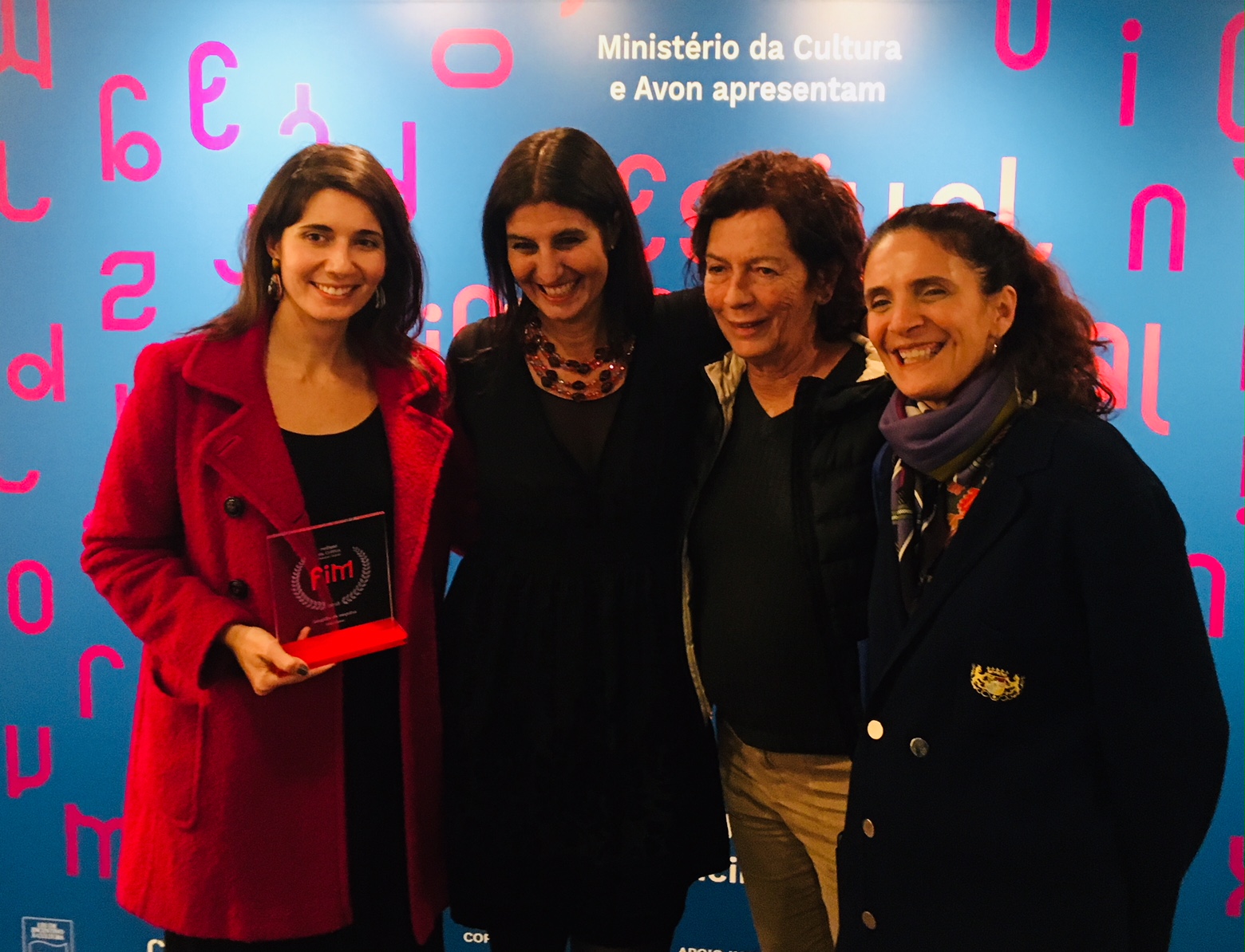 A diretora Lívia Perez com Minon Pinho, idealizadora do FIM, e as curadoras Beth Sá Freire e Andréa Cals